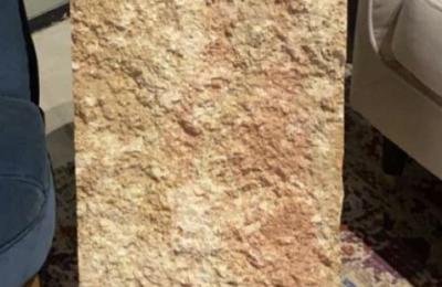 حجر الرياض الأصفر وجه جبل